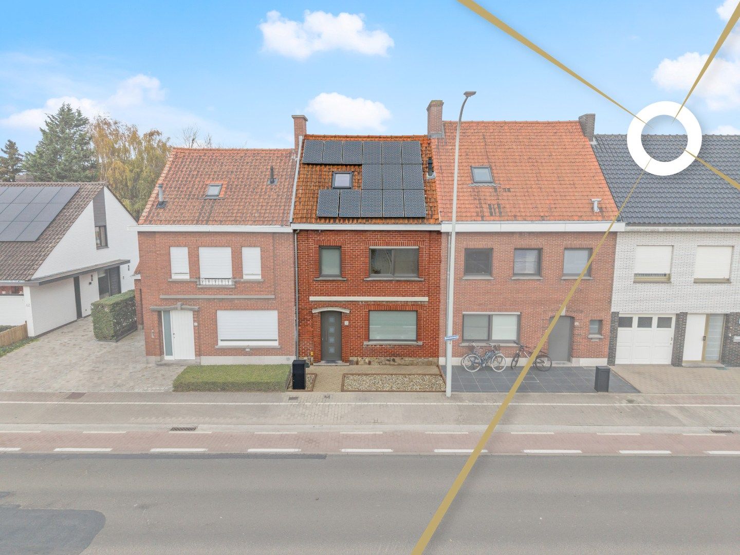 Instapklare, gerenoveerde woning op centrale ligging nabij centrum Roeselare! foto {{pictureIndex}}
