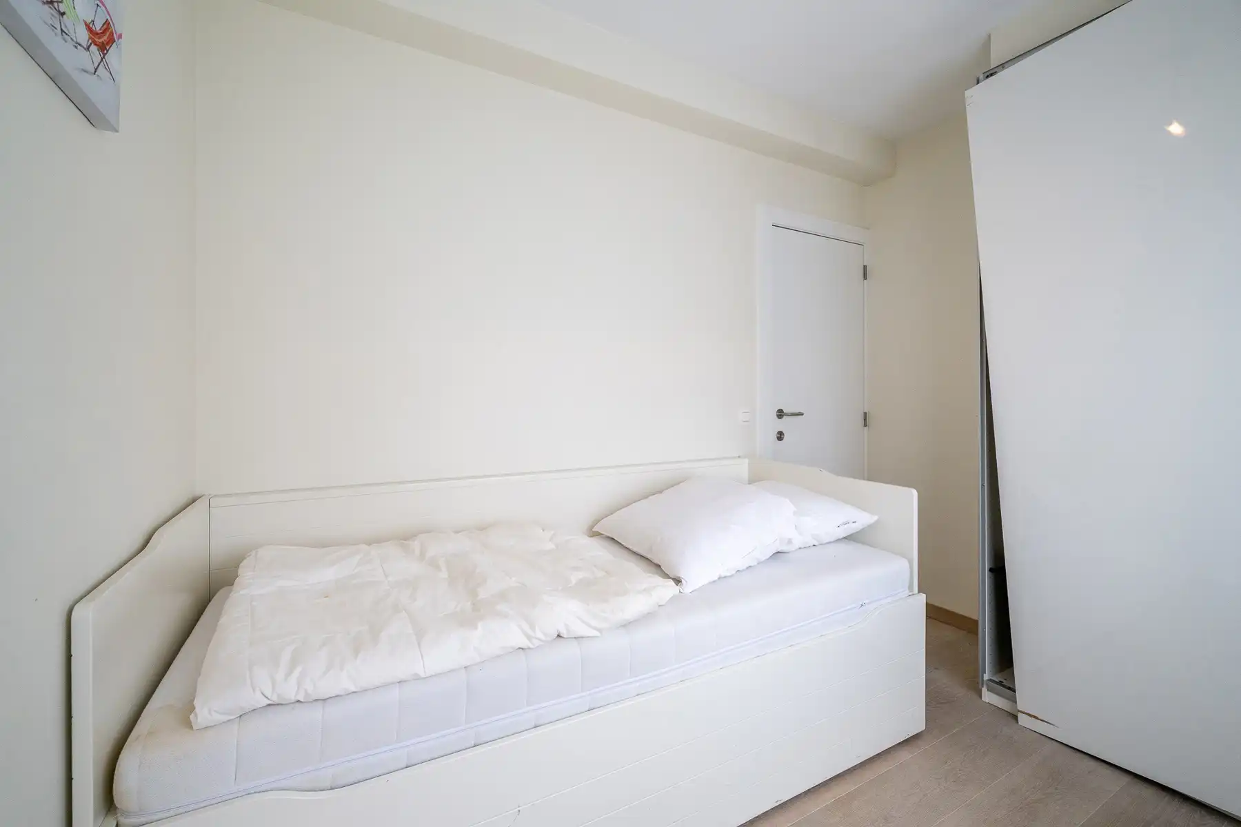 Gemeubeld drie slaapkamerappartement vlakbij de Zoutelaan met parking foto 11