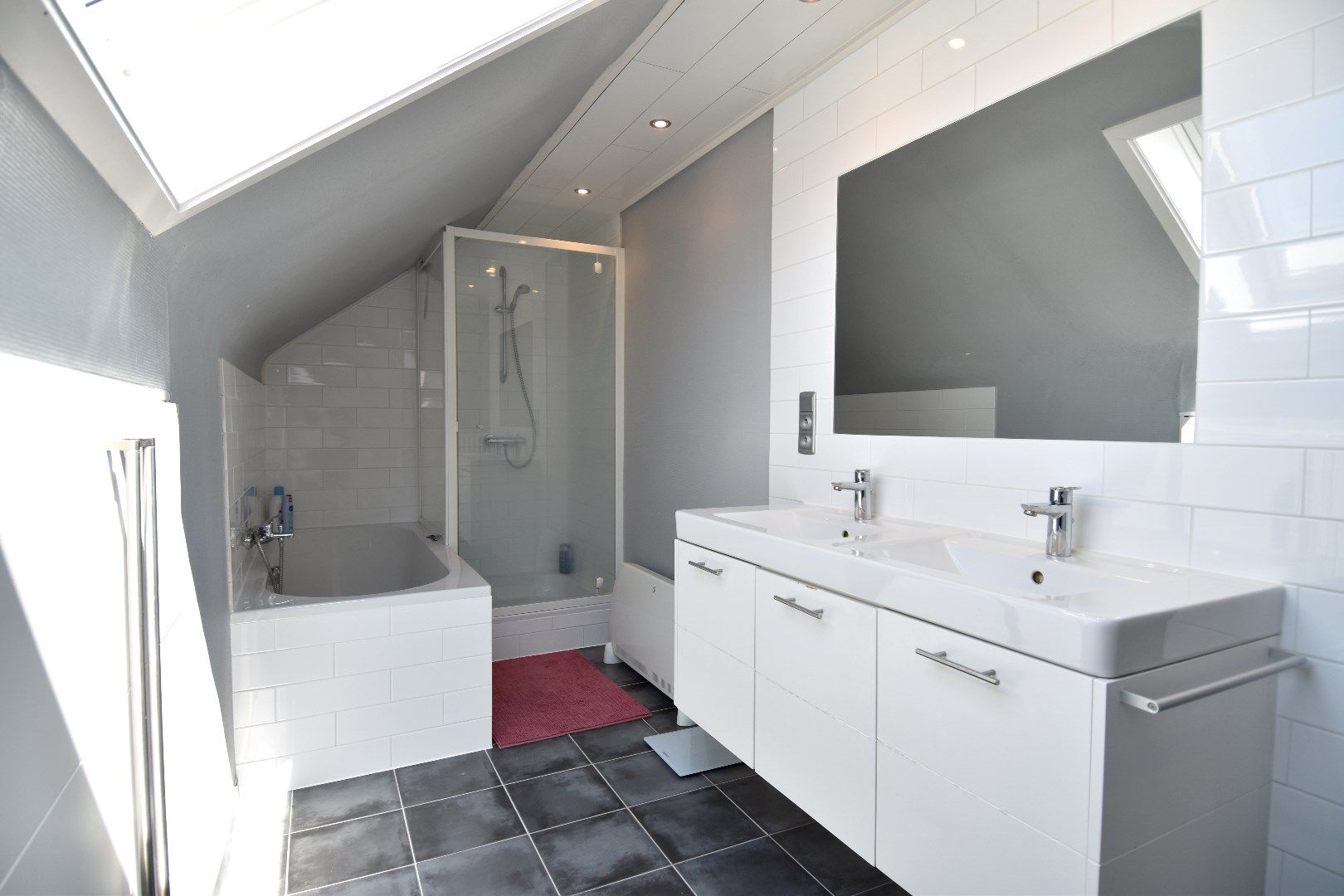 Instapklare HOB met 4 slaapkamers, 2 garages en een mooi stukje te tuin te koop in Lauwe foto 13