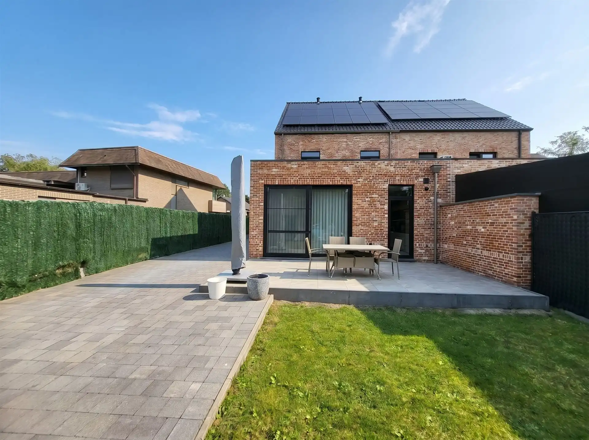 Stijlvolle halfopen pastorijwoning met praktijkruimte, 4 slaapkamers, garage en zonnige tuin op bijna 10 are foto 8