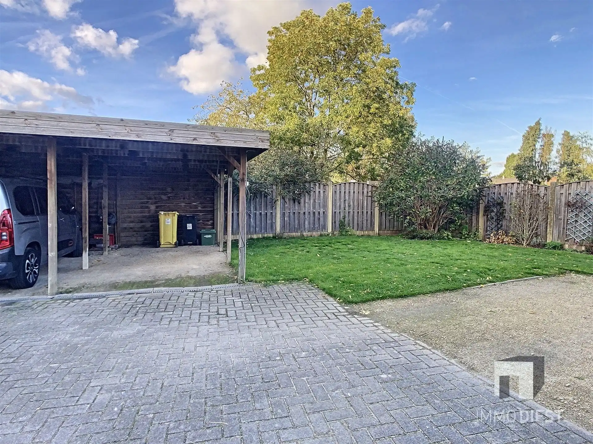 Duplexappartement met 2 slaapkamers, ruim terras en overdekte autostaanplaats in hartje Zichem. foto 24