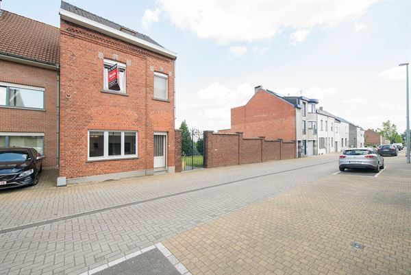 Ruime driegevelwoning in goede staat van onderhoud met 3 slaapkamers, grote tuin en aanbouw te bereiken via zij-ingang (rechts naast de woning), op een perceel van meer dan 18 are foto 2