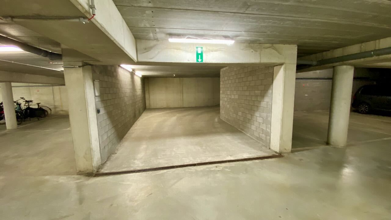 10 autostaanplaatsen in een ondergronds garagecomplex. Alle parkings zijn momenteel verhuurd. foto 4