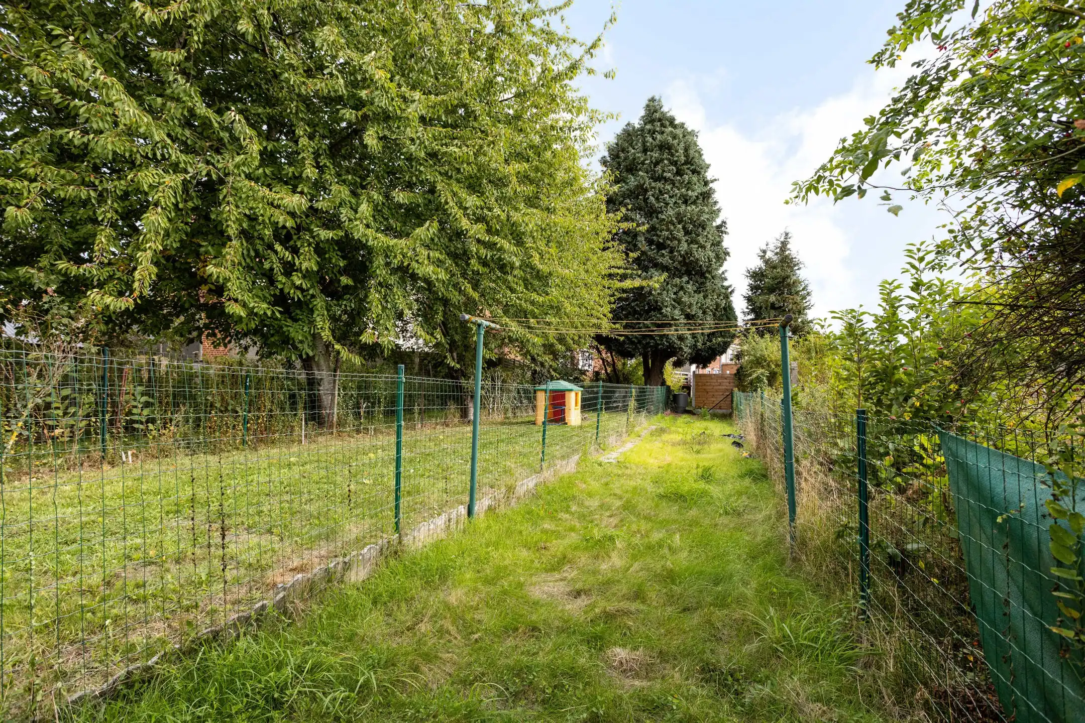 Te renoveren woning met aangename stadstuin foto 2