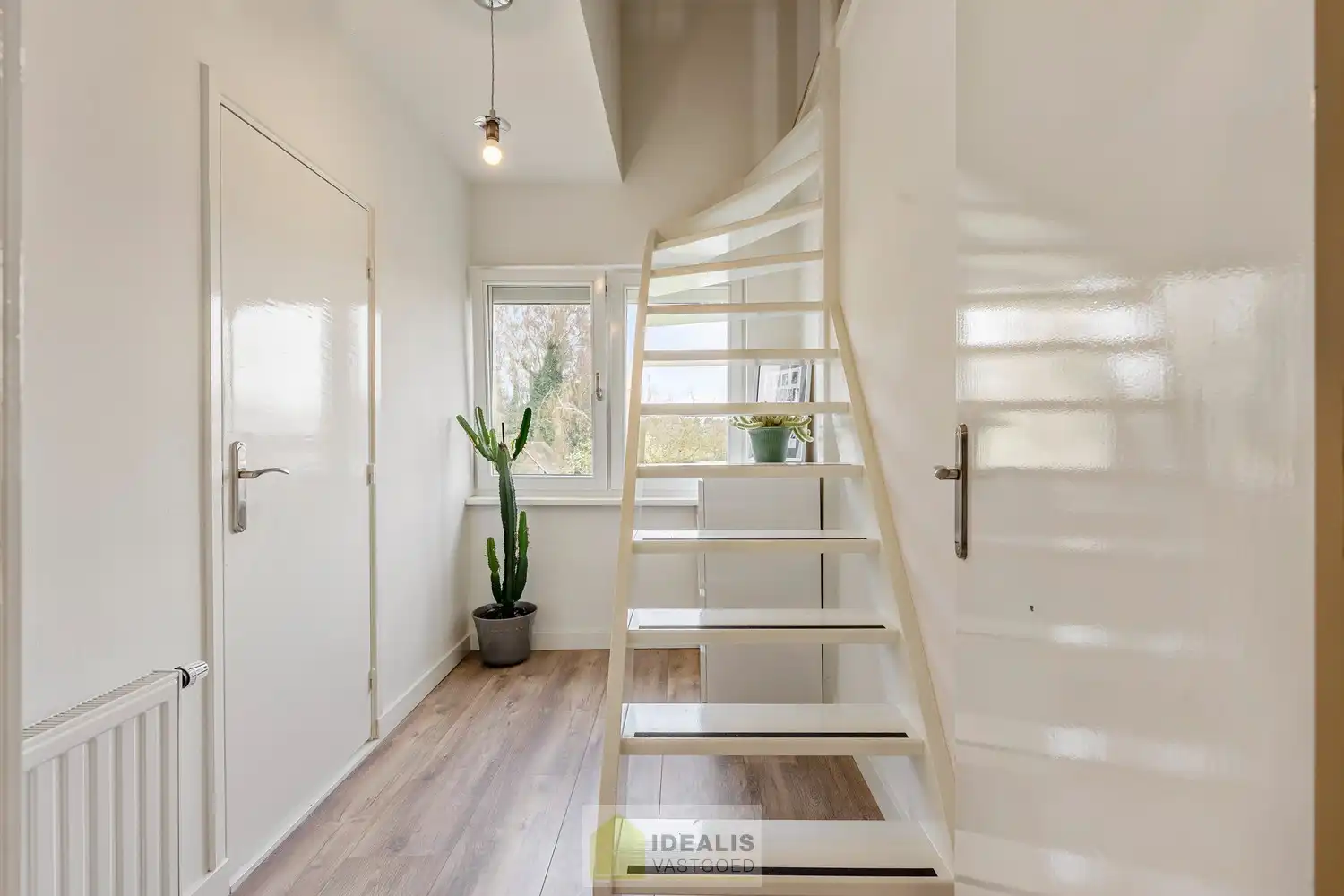 Recent gerenoveerde en perfect onderhouden eengezinswoning met lichtrijke leefruimte, praktisch uitgeruste keuken, 3 slaapkamers, knappe badkamer en knap bijgebouw! foto 33