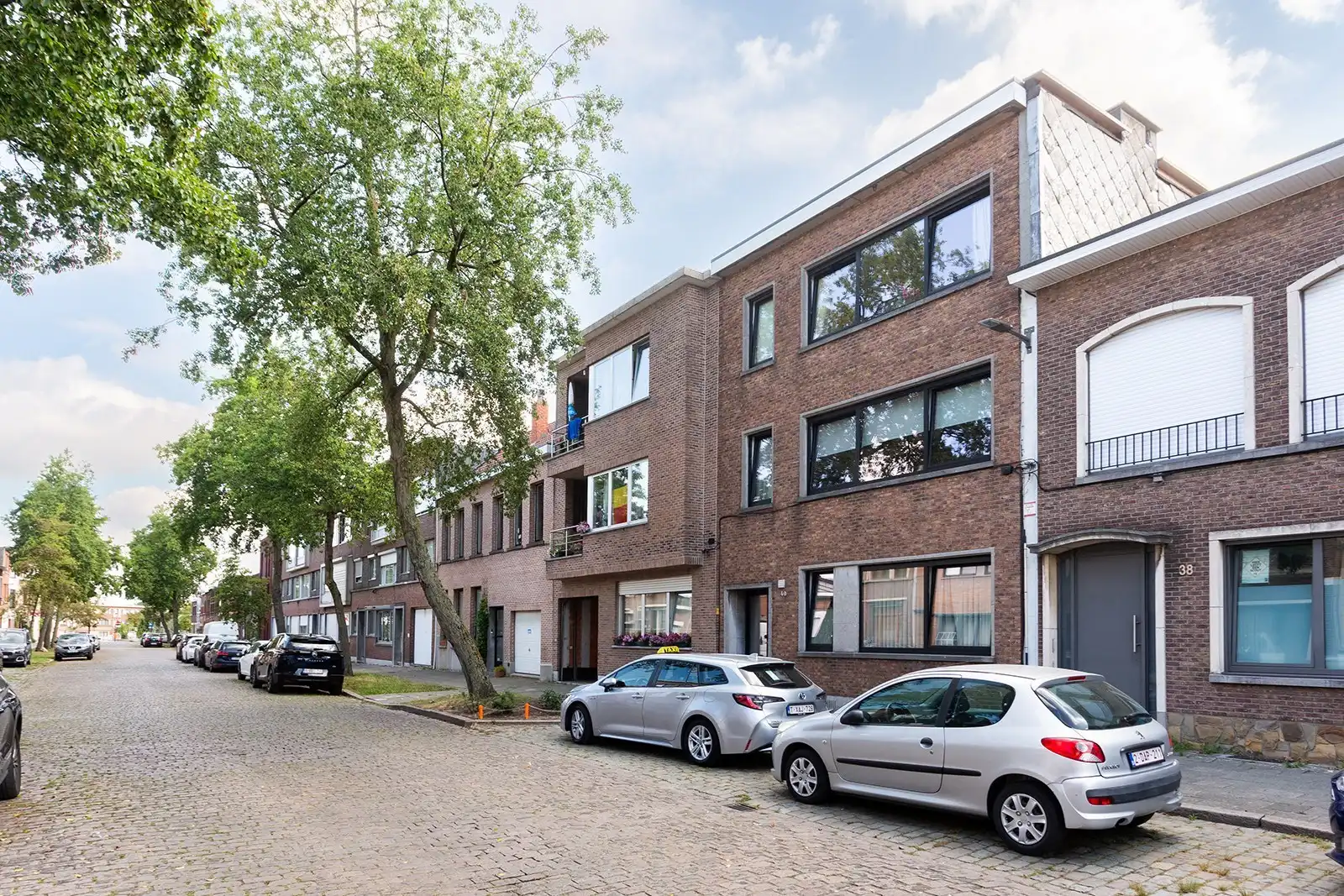 Opbrengsteigendom met 6 appartementen en 9 garageboxen foto 3
