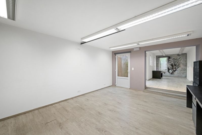 Roeselare-stadsrand. Zeer grote vernieuwde tussenwoning met 4 slaapkamers en tuin. Maar liefst  195m2 woonplezier / dubbel groot. Centraal gelegen. foto 5