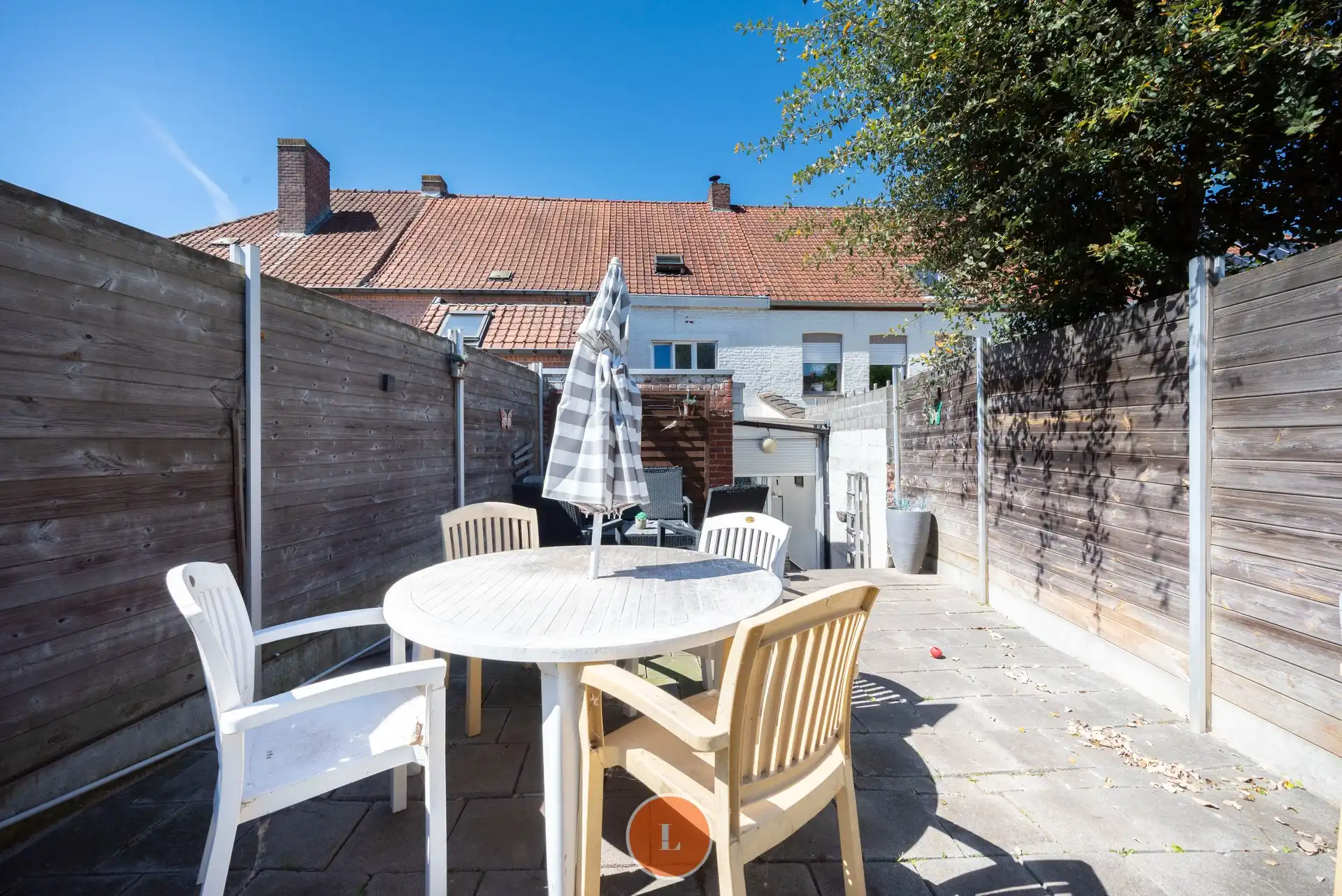 Instapklare stadswoning met 3 slaapkamers, ruime tuin en zijuitweg foto 13