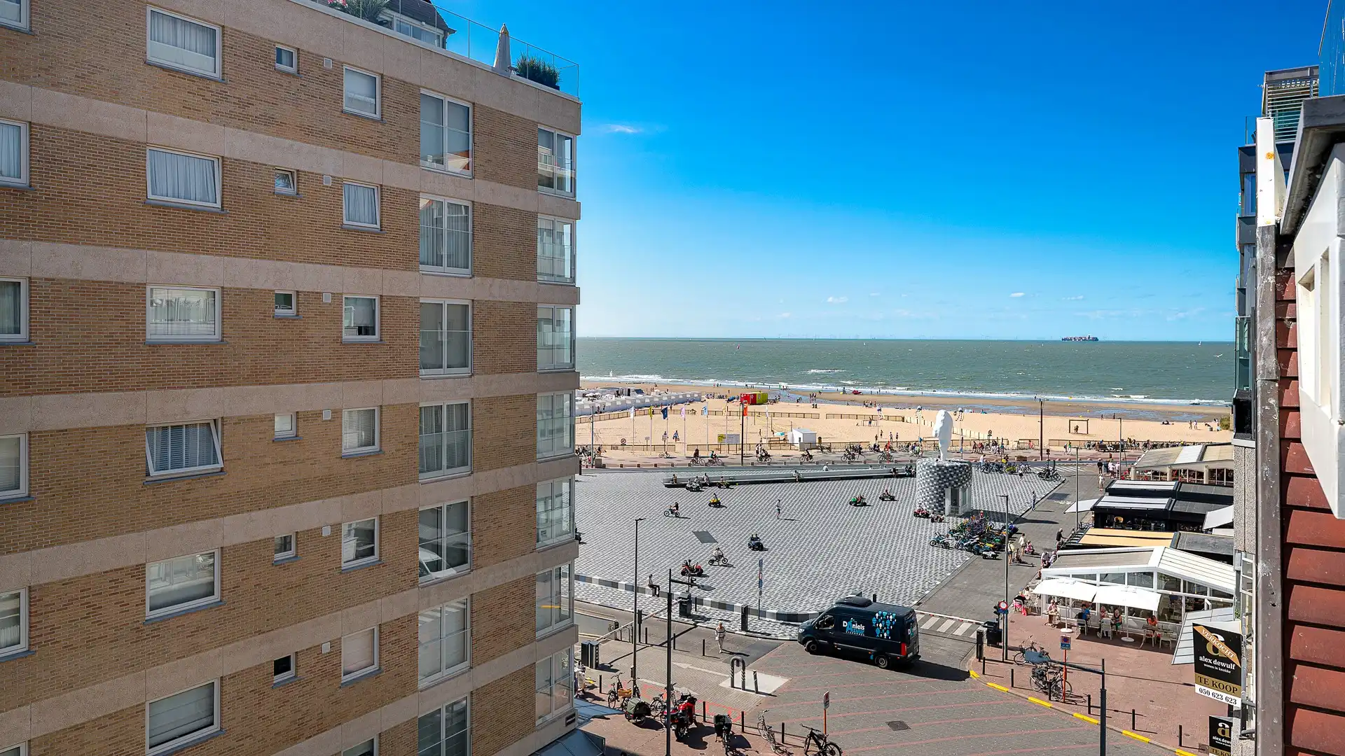 Instapklaar gemeubeld appartement met zeezicht te Knokke. foto {{pictureIndex}}