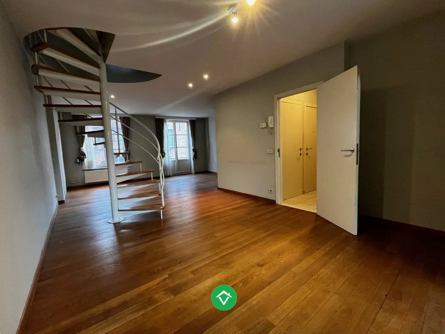 Tof en welgelegen duplex-appartement met boventerras, open zicht op OLV-kerk foto 10