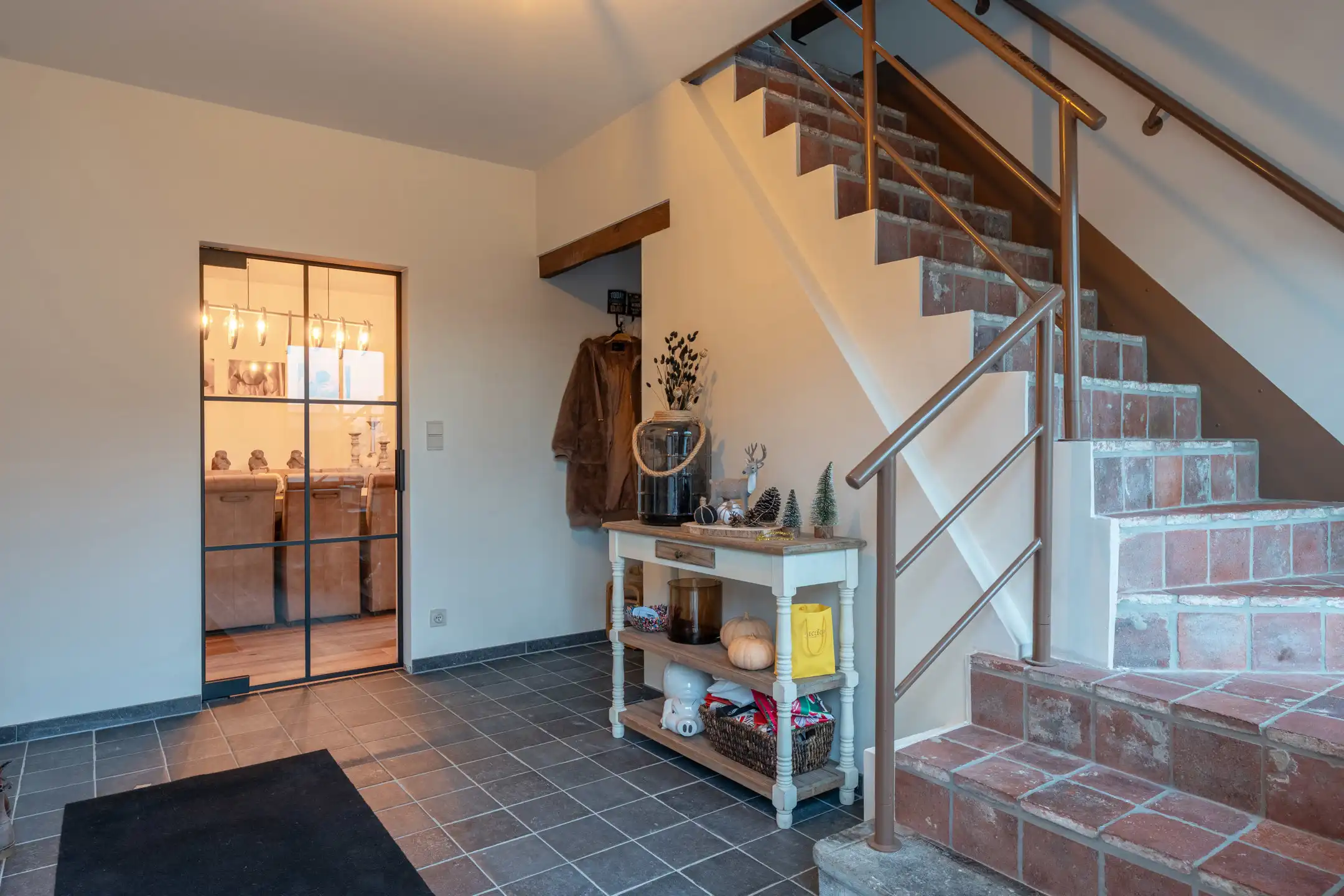 Instapklare gezinswoning met 5 slpks en 2 bdks te Vosselaar. foto 3