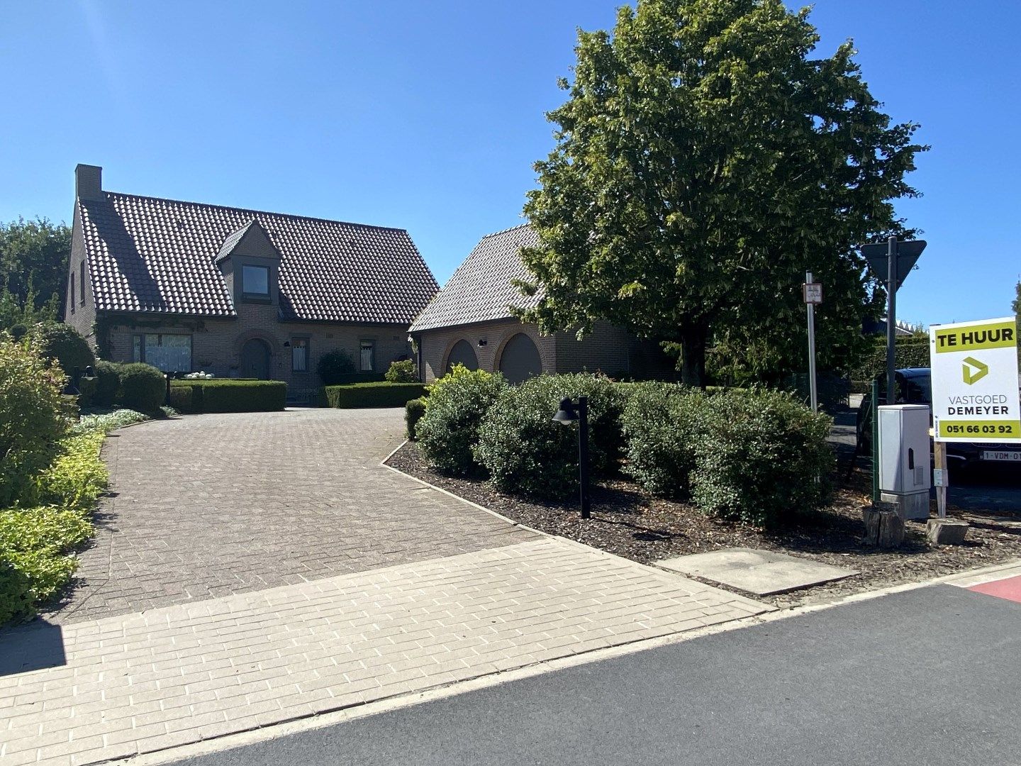 ZEER RUIME VILLA MET DUBBELE GARAGE EN GROTE TUIN foto {{pictureIndex}}