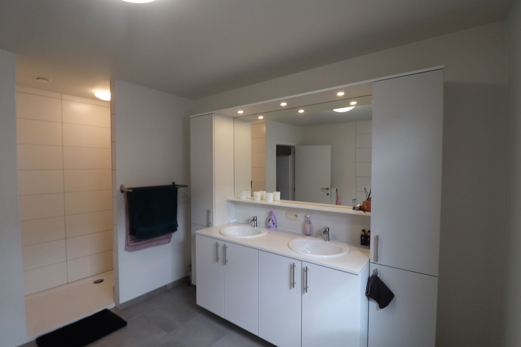 Een ruim recent woonhuis - gesloten bebouwing - met 3 slaapkamers, inpandige garage, terras en tuin foto 10