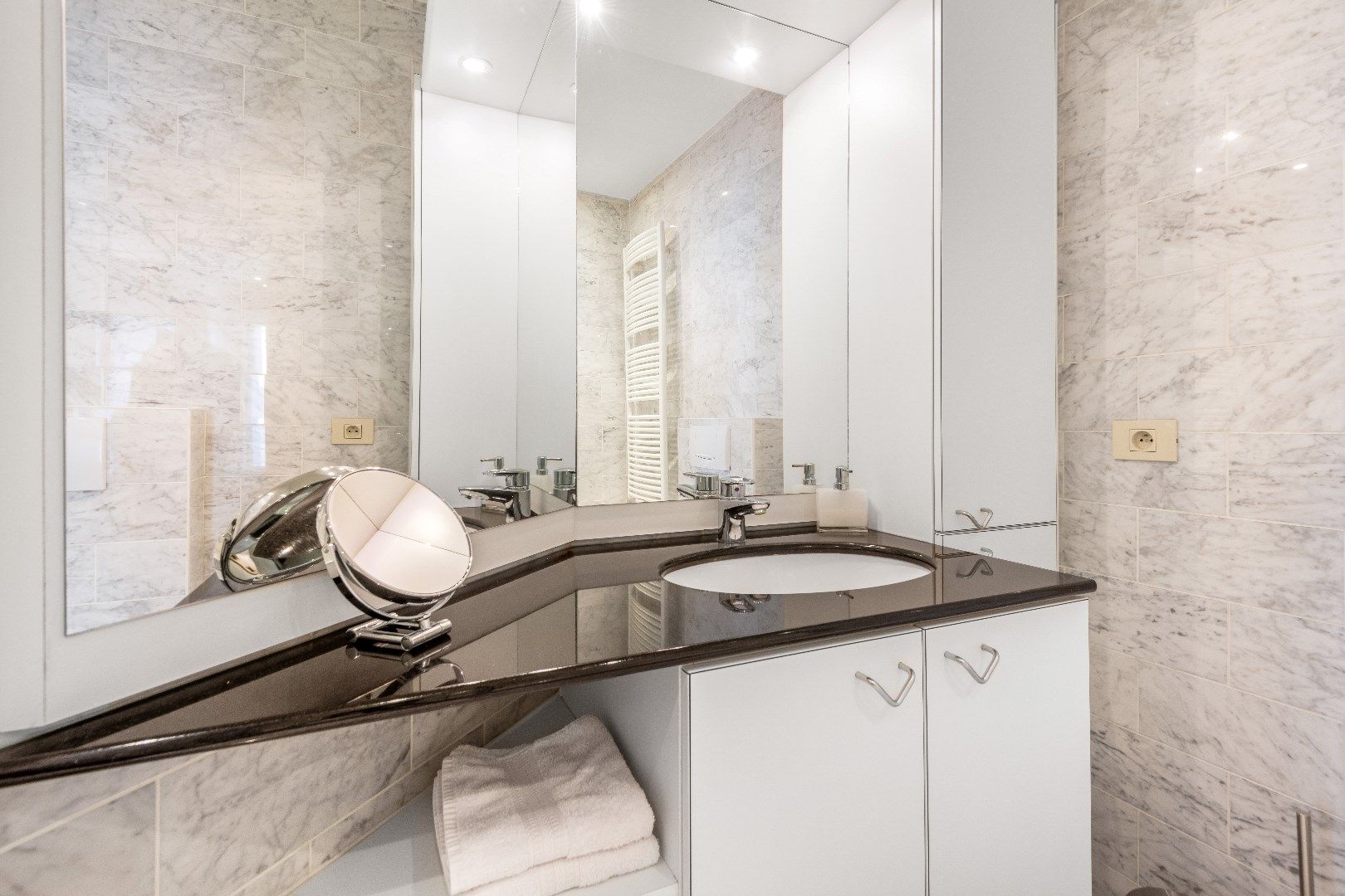 Aangenaam appartement met groot zonneterras gelegen in een rustige zijstraat van de Dumortierlaan. Parking mogelijk. foto 16