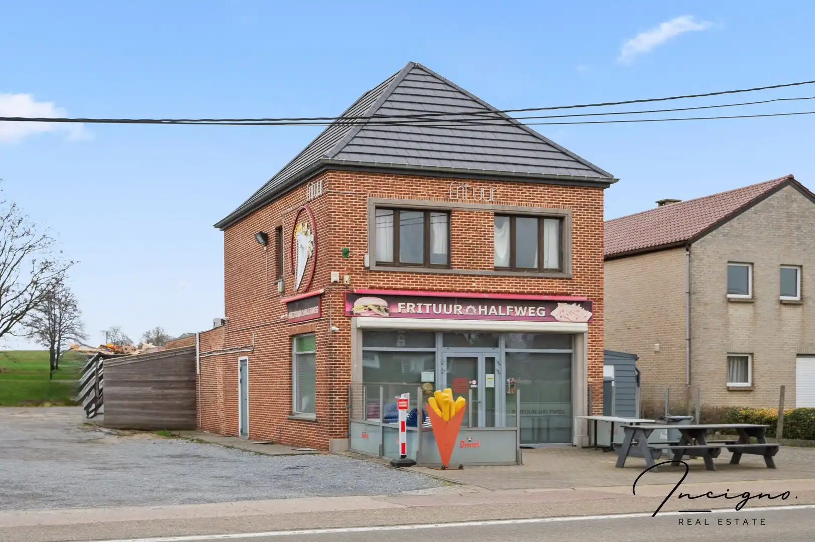 Handelspand met woonst met uitstekende visibiliteit foto {{pictureIndex}}