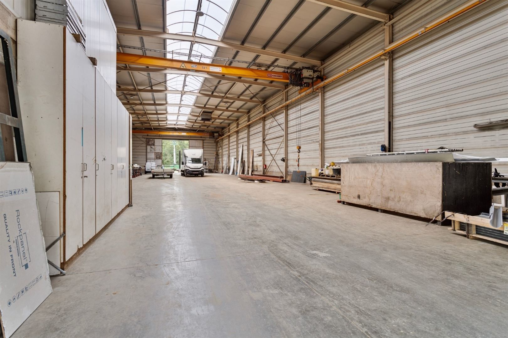 TE HUUR: modern industriegebouw (+/- 949m²) op een ruim perceel! foto 8