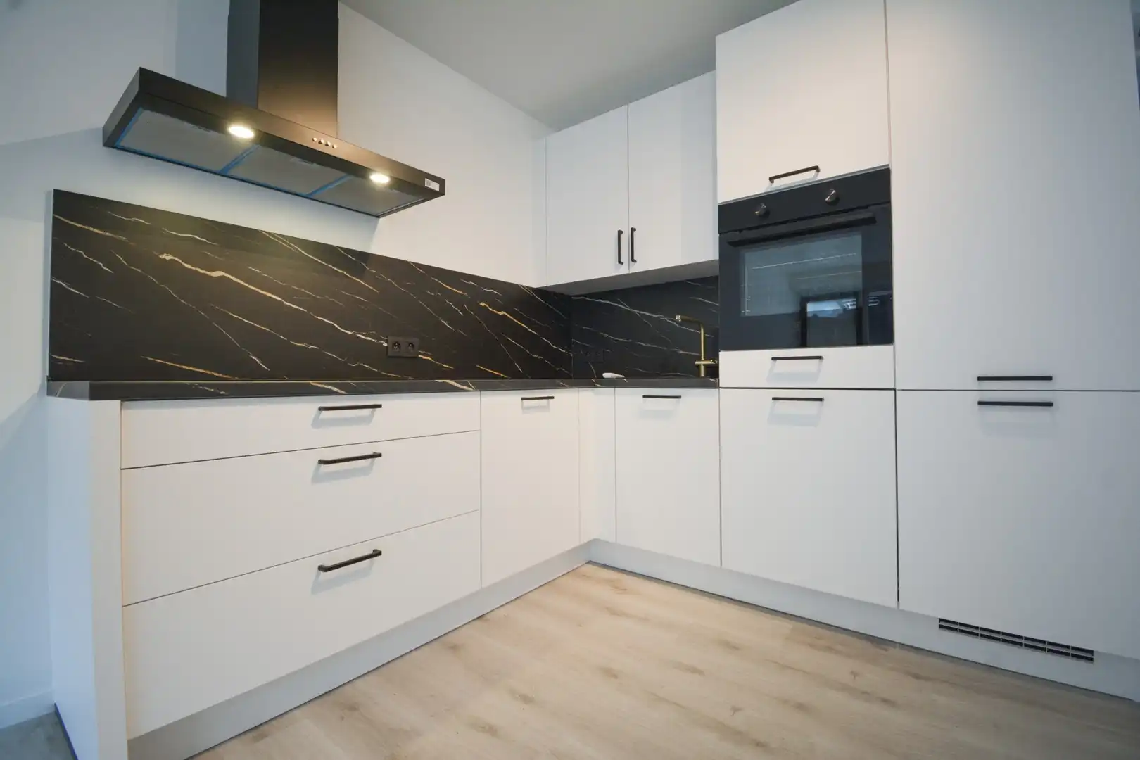 Instapklaar gelijkvloers appartement met garage te Roeselare foto 3