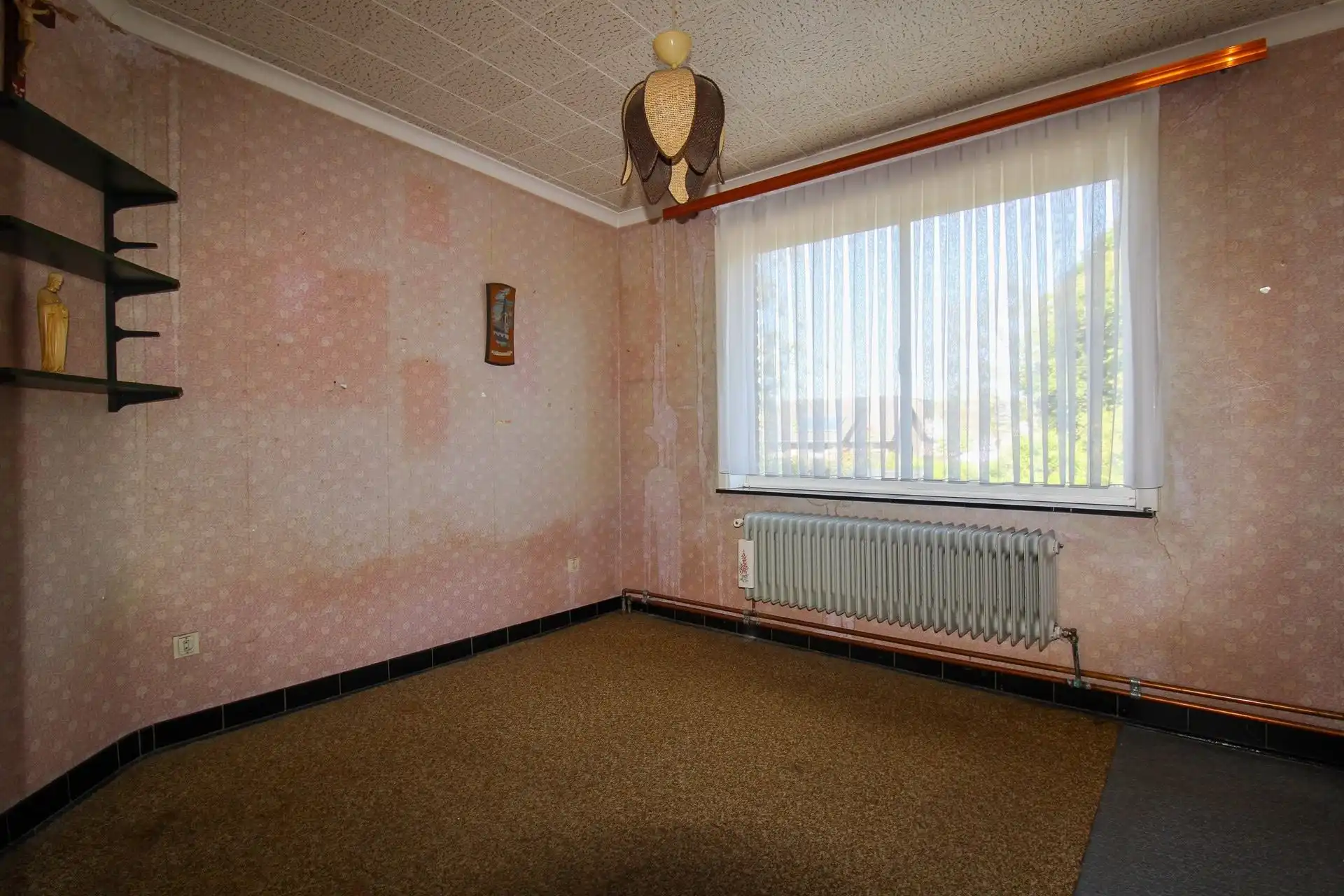 Te renoveren woning met 3 slaapkamers, garage en tuin in Maasmechelen! foto 10