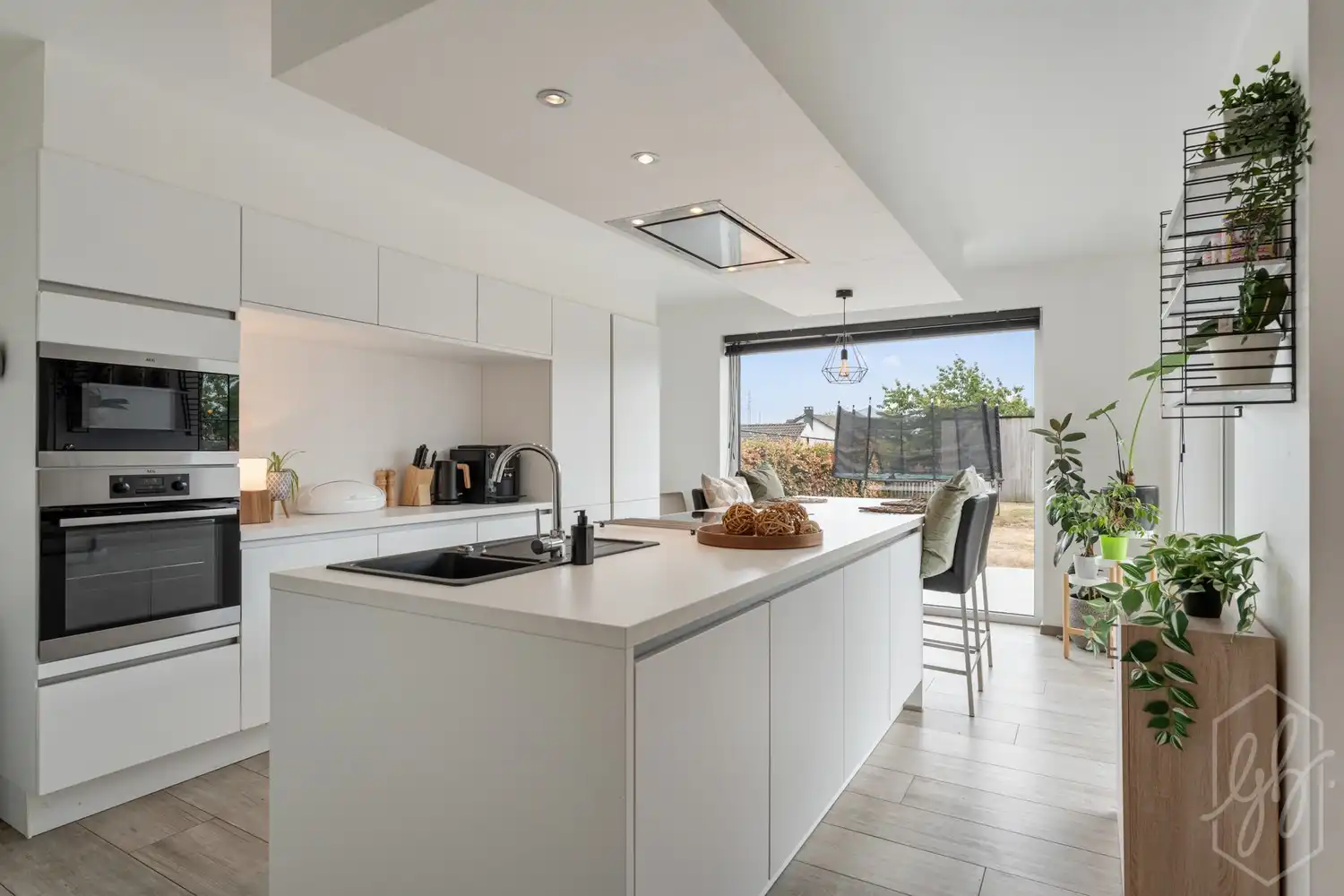 Instapklare BEN woning uit 2019 met zuidgerichte tuin en poolhouse foto 7
