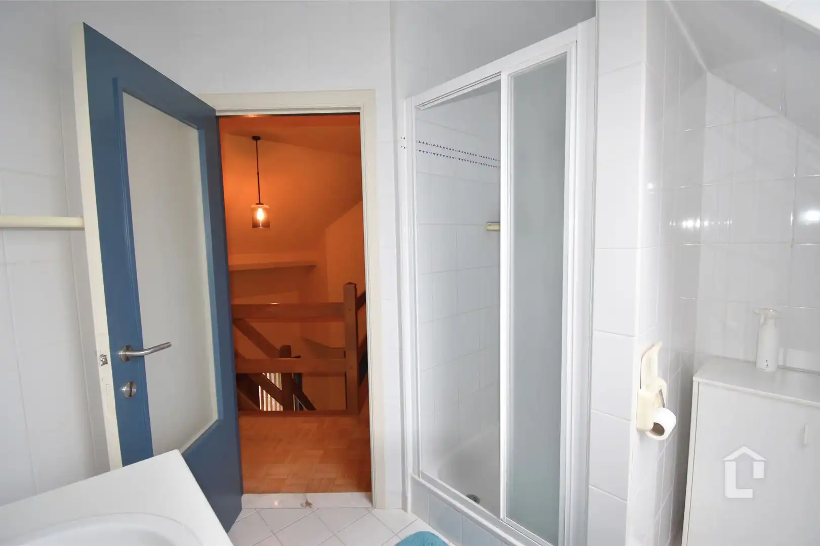 Ruime, unieke villa met bureaus in woonwijk foto 16