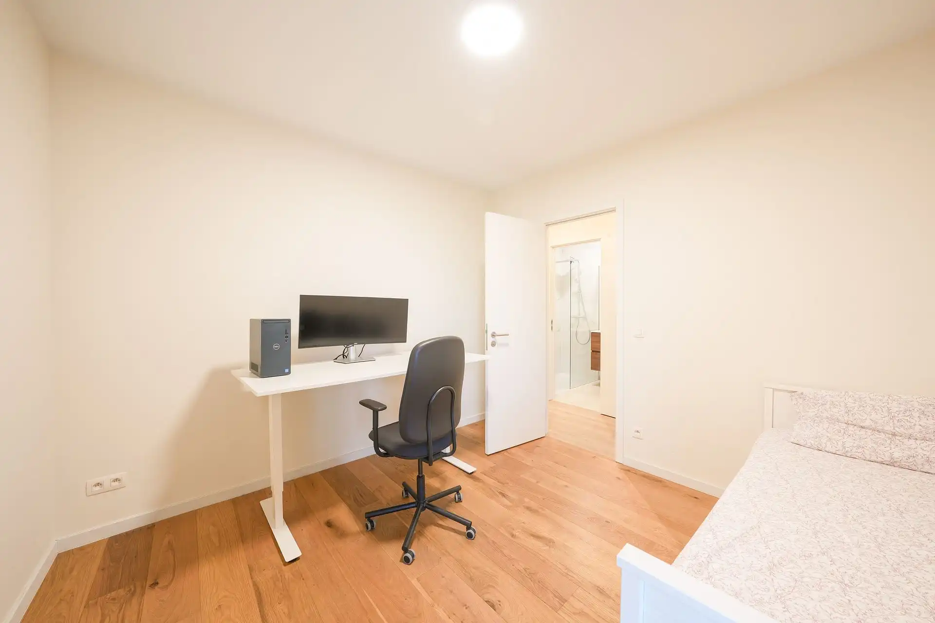 Modern BEN-appartement omringd door groen foto 10