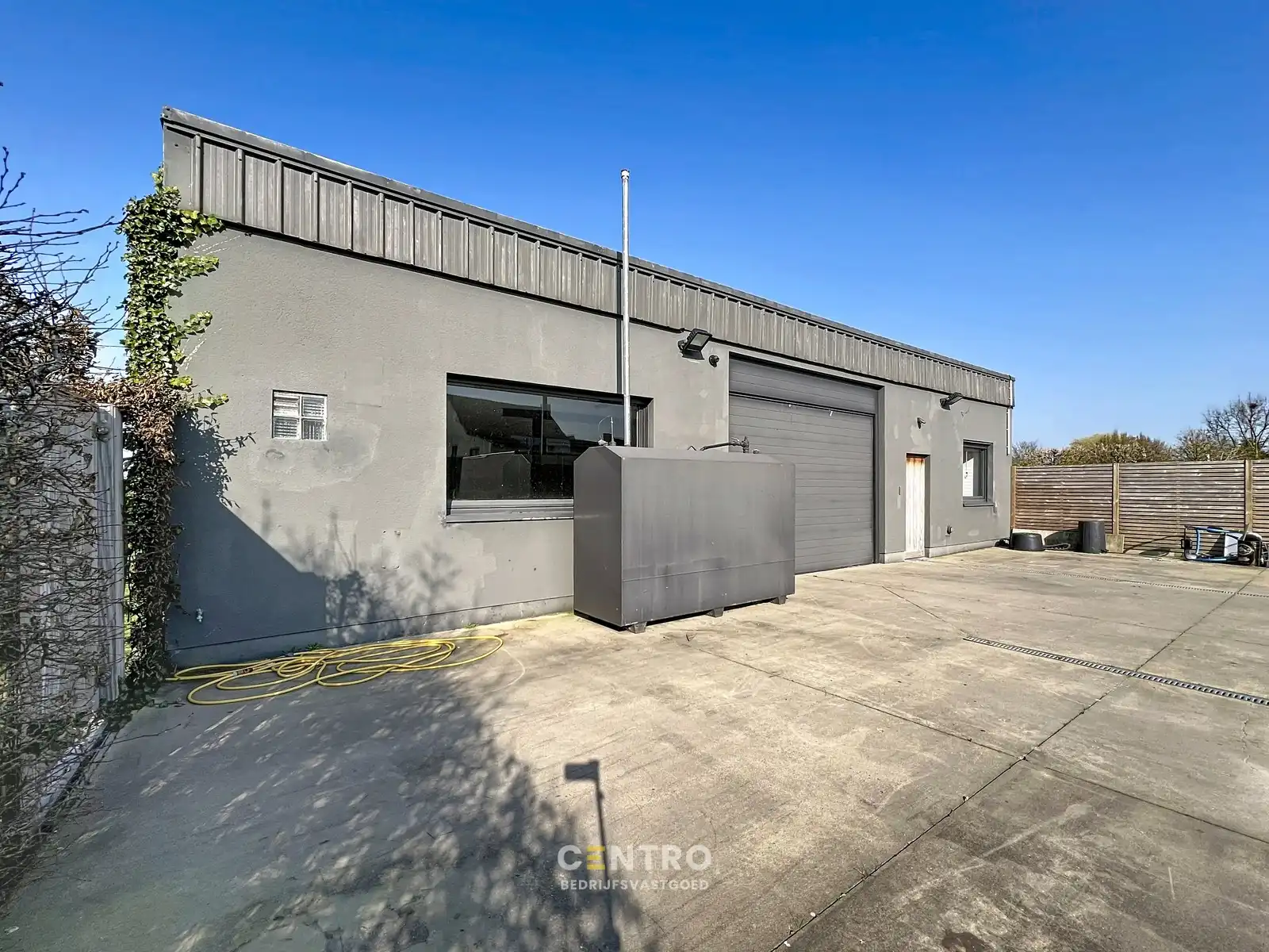 Magazijnen met kantoorgedeelte, garages én RUIM verhard buitenterrein, rustig gelegen in centrum Hooglede! foto 2