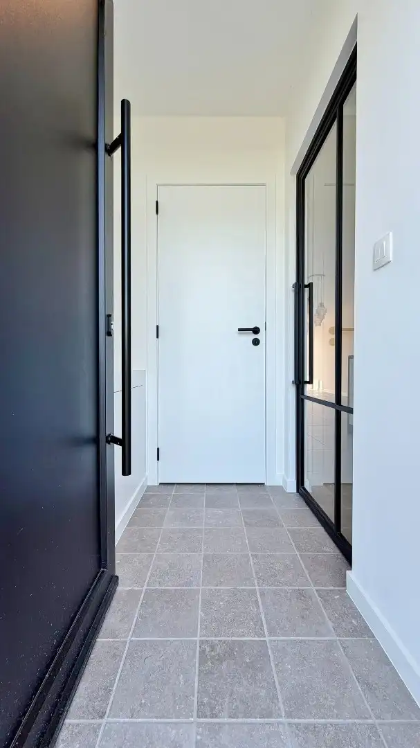 VOLLEDIG GERENOVEERDE, ENERGIEZUINIGE WONING MET ZONNIGE TUIN EN PRACHTIG OPEN ZICHT foto 2
