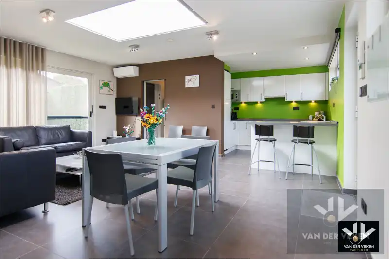 Knap afgewertet, energiezuinige, lichtrijke en ruime woning met vier slaapkamers en guesthouse/praktijkruimte met tal van mogelijkheden op centrale (maar toch bosrijke!) locatie te As foto 25