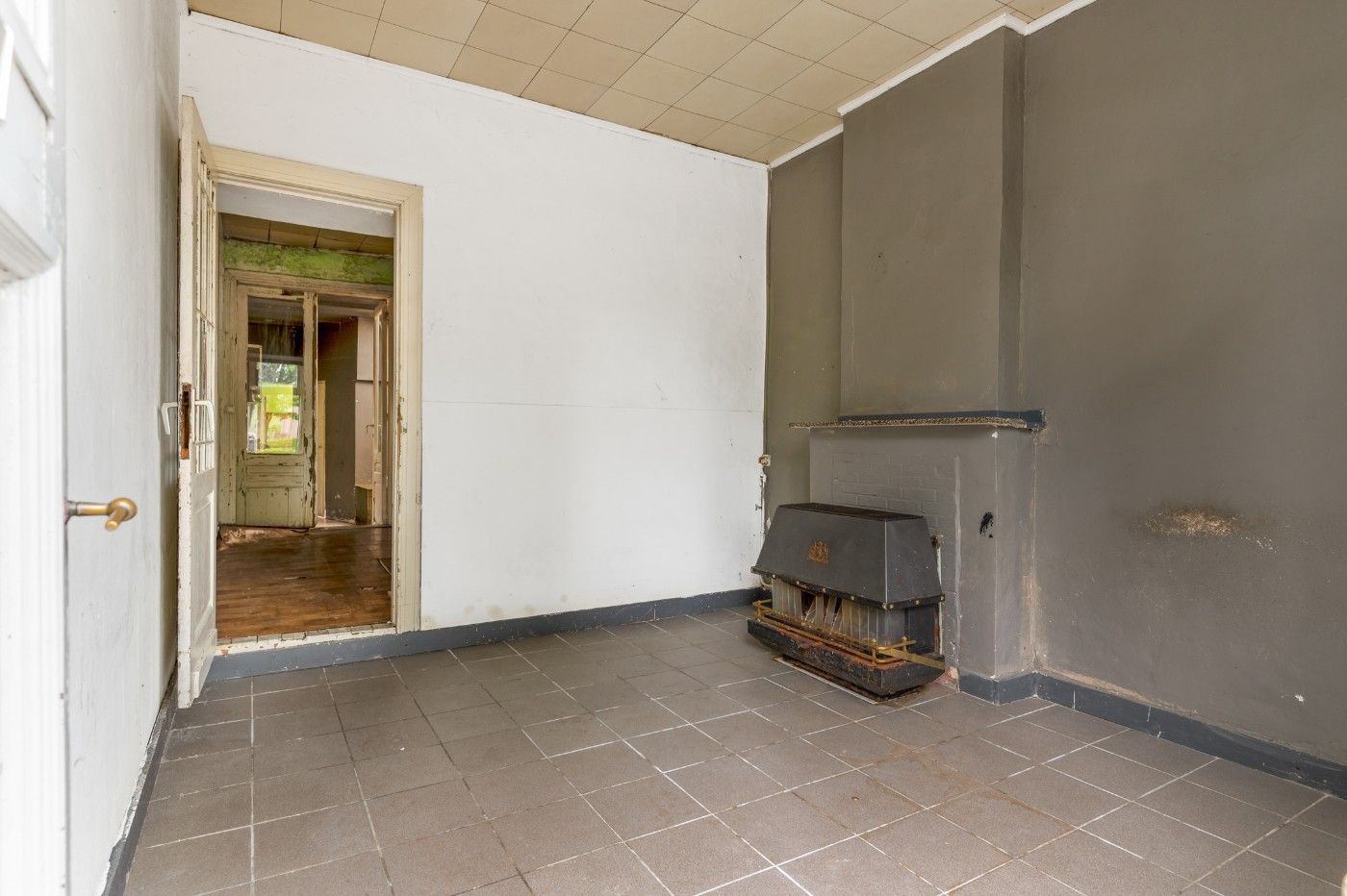 Karaktervolle, te renoveren woning met 4 slpk., garage en tuin foto 3