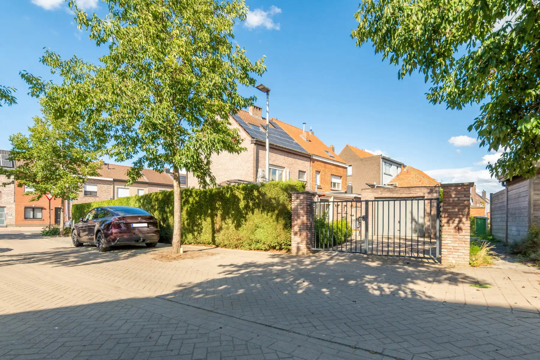 Ruime en lichtrijke halfopen bebouwing te Schelle. foto {{pictureIndex}}