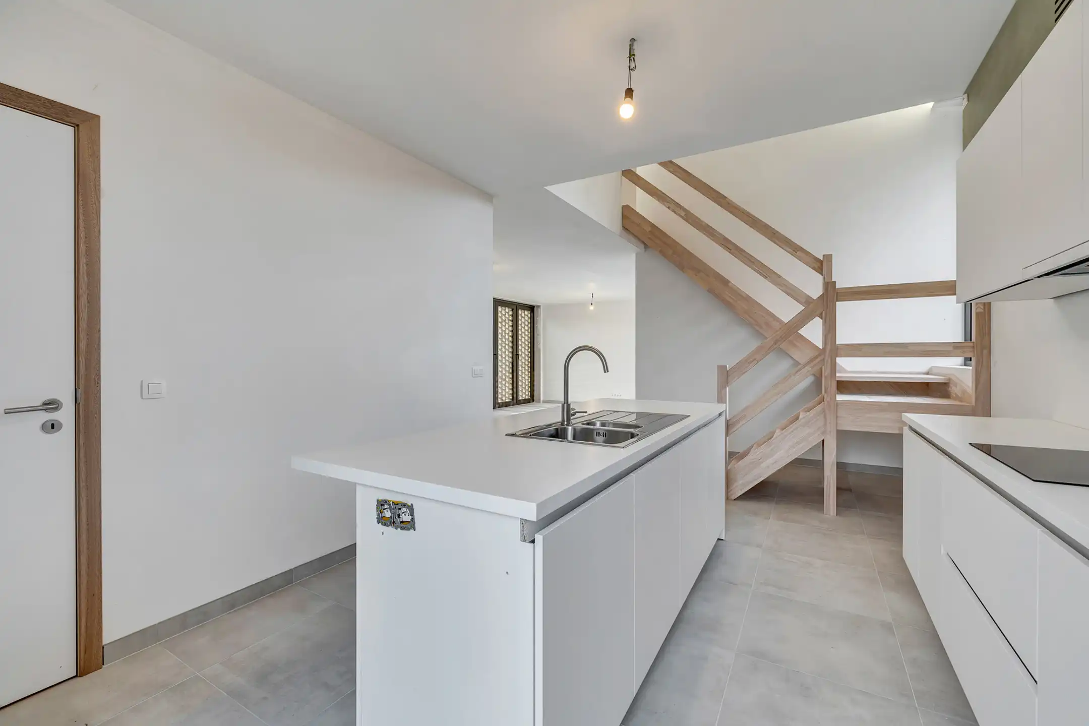 Prachtige half open nieuwbouwwoning in uniek woonerf foto 7