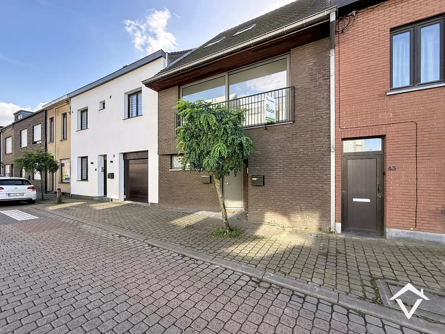 Ruime woning bestaande uit twee entiteiten met 4 slaapkamers en terras in centrum Tielt foto {{pictureIndex}}