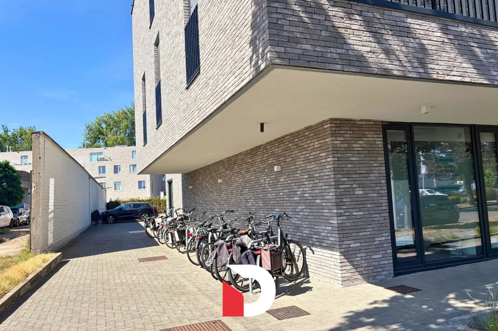 Appartement met 2 slaapkamers, ruim terras en autostaanplaats foto 16