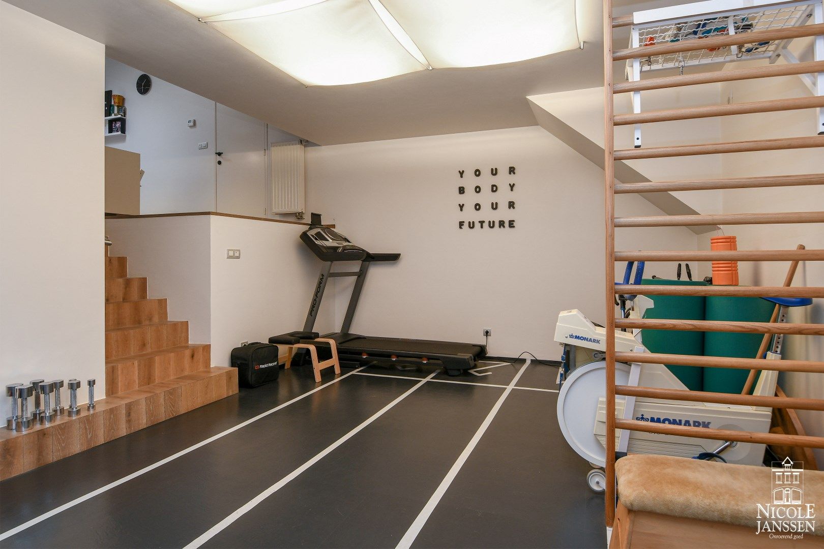 Ruime en speels ingedeelde woning met bijzondere architectuur en praktijkruimte foto 14