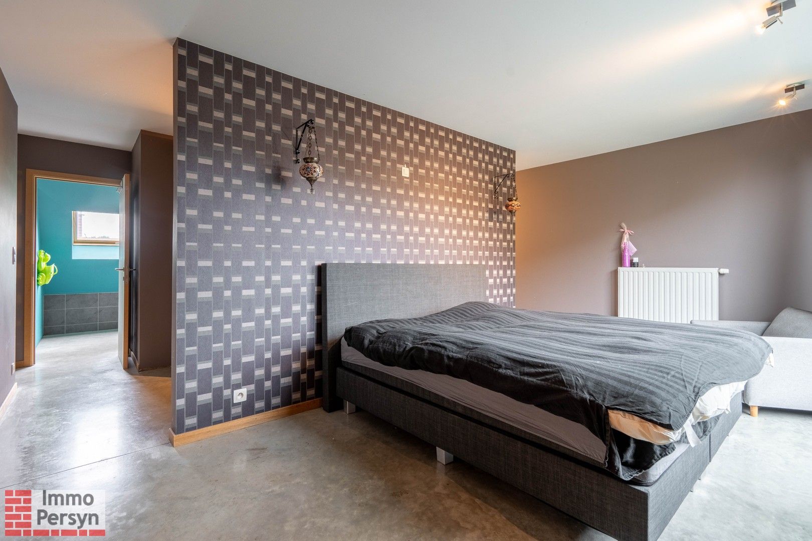 Prachtige HOB (2012) met 6 Slaapkamers, 2 Badkamers, Zwembad en Vrijstaande Garage foto 18