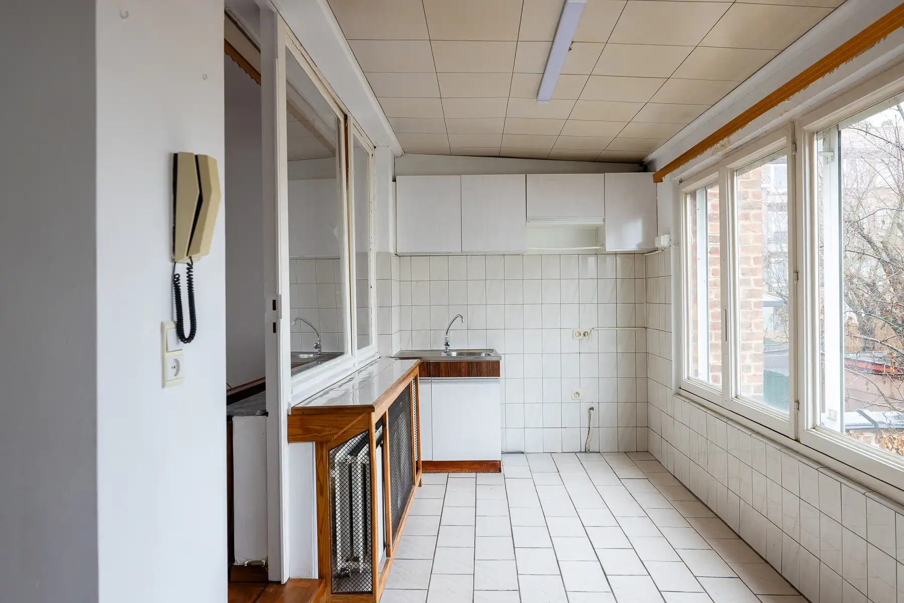 Ruime woning met buitenkoer en garage foto 5