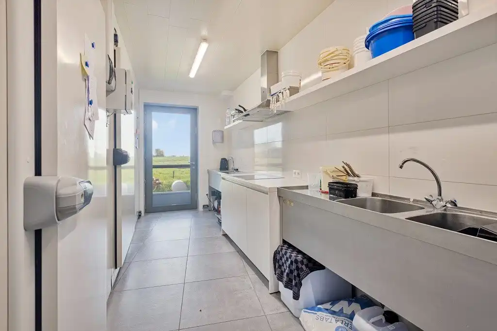 HOOGSTADE: Commercieel gelegen handelspand langs de baan N8 Veurne-Ieper, momenteel ingericht als broodjeszaak maar zeker ook andere mogelijkheden (verhuurd). foto 8