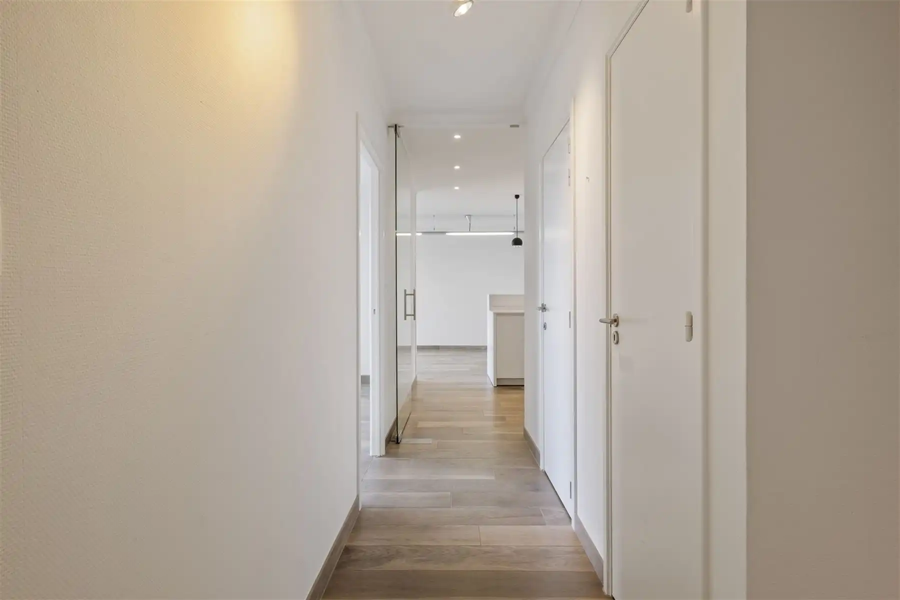 Gerenoveerd ,instapklaar appartement met garage foto 12