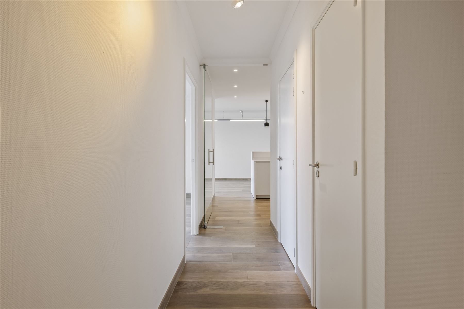 Gerenoveerd ,instapklaar appartement met garage foto 12