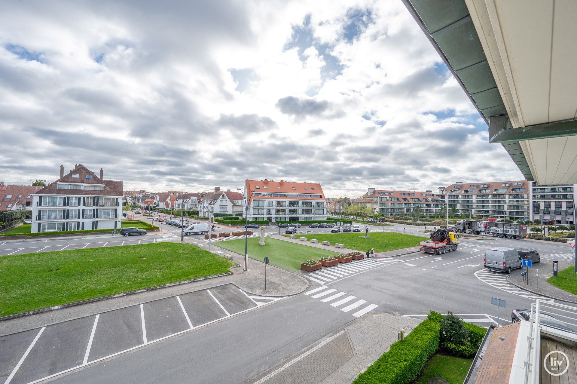 Gerenoveerd HOEKappartement in een luxueuze villaresidentie met open zicht op la reserve en het casino te Knokke. foto 3