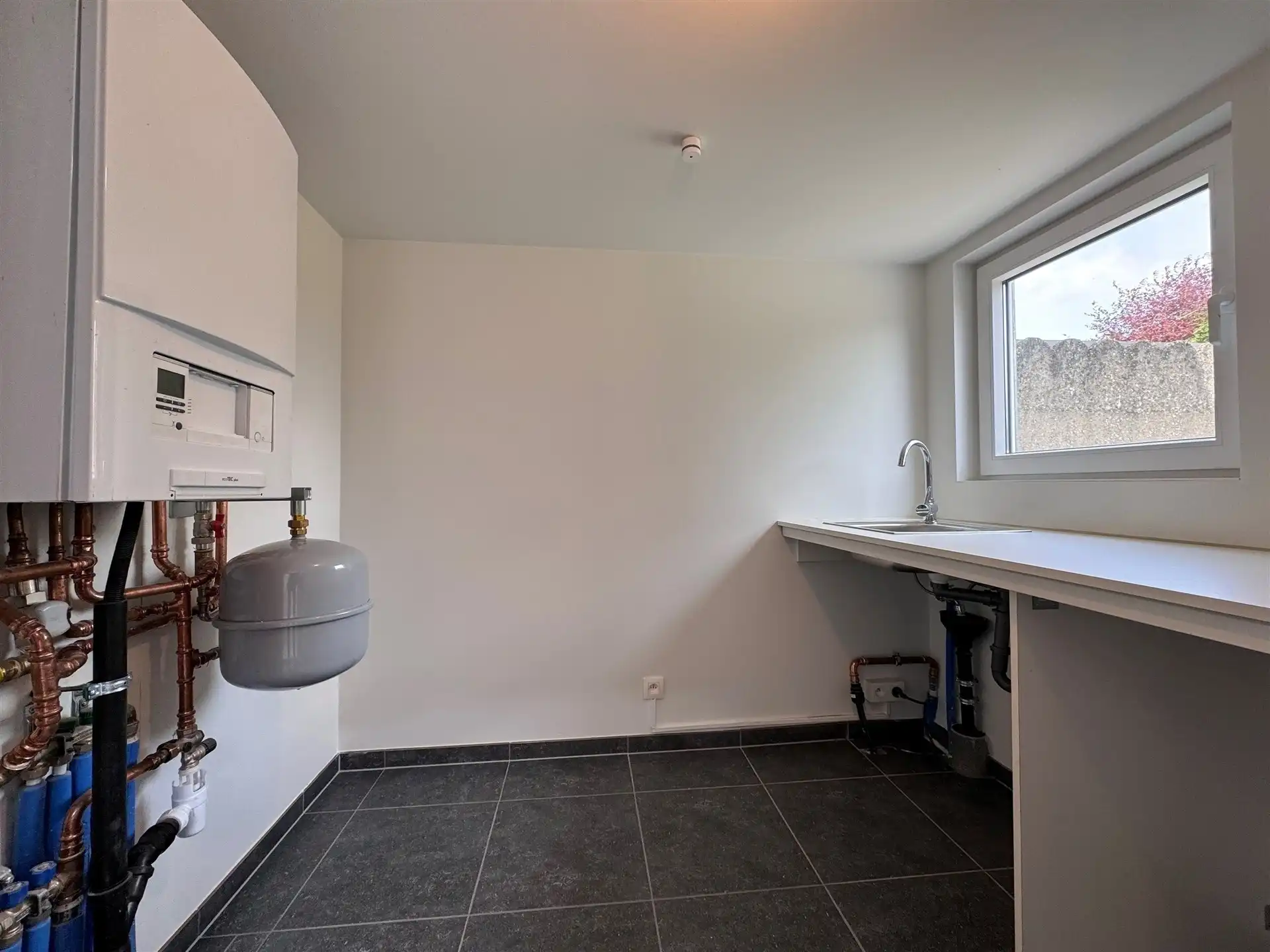 Gunstig gelegen woning met 4 slaapkamers en tuin. foto 16