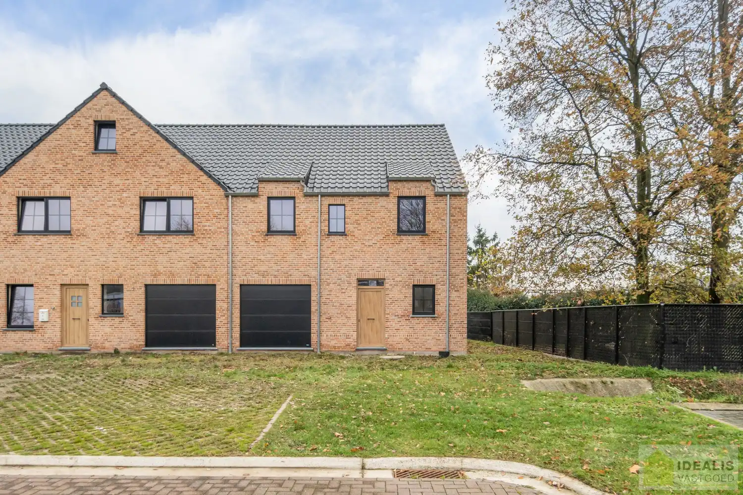 PRACHTIGE NIEUWBOUWWONING (GRONDAANDEEL €116.000,00 + 12% REGISTRATIERECHTEN EN CONSTRUCTIE € 277.000,00 + 21% BTW) MET EEN HEERLIJK LICHTRIJKE WOONKAMER MET OPEN KEUKEN MET AANSLUITEND BERGPLAATS, BUREEL, INPANDIGE GARAGE, 3 SLAAPKAMERS, EEN RUIME BADKAMER VOORZIEN VAN ALLE COMFORT! EEN HEERLIJK RUIM HUIS MET INPANDIGE GARAGE, EEN LEUKE TUIN, OP EEN GEGEERDE LOCATIE NABIJ HET CENTRUM VAN REPPEL! foto 2