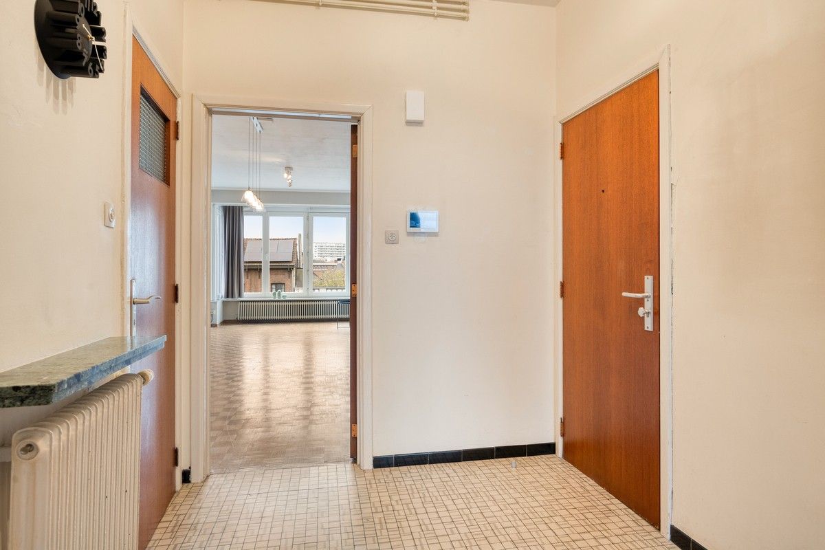 Goed onderhouden tweeslaapkamer appartement nabij station Gent-Sint-Pieters foto 6