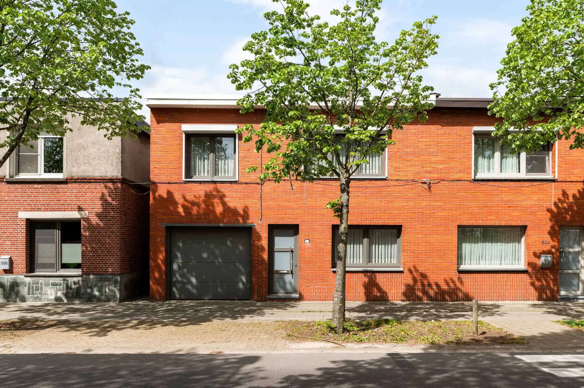 Hoofdfoto van de publicatie: Te renoveren gezinswoning met leuke tuin en 2 garages op topligging in Brasschaat!