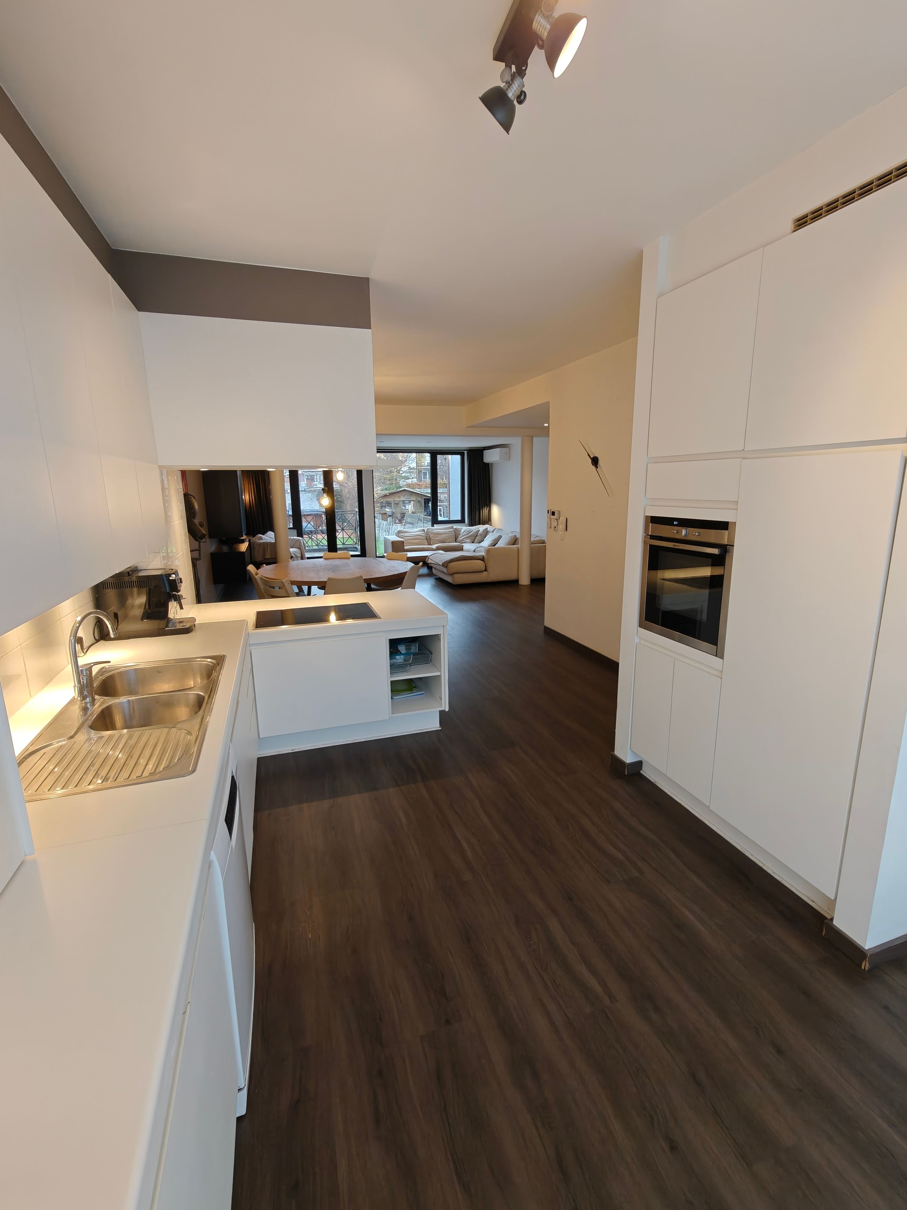 Modern gerenoveerde woning met zwembad foto 5