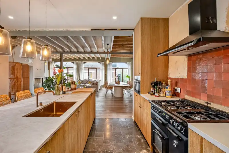 Karaktervolle interbellumwoning met loods nabij de Markt van Gavere foto 5