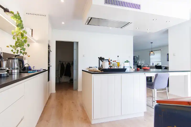 Rustig gelegen, ruime woning op een perceel van 6 aren 65 centiaren. Riante indeling met 4 slaapkamers en een open leefruimte die uitgeeft op de tuin. foto 7