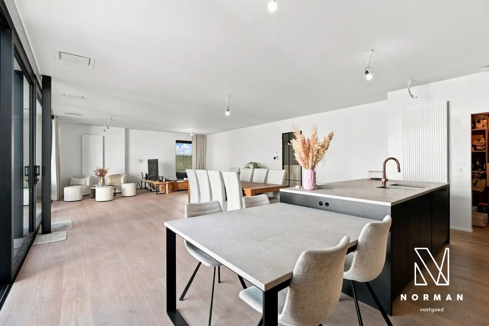 Bedrijfswoning op 1186 m² met luxueuze woonst. foto 16