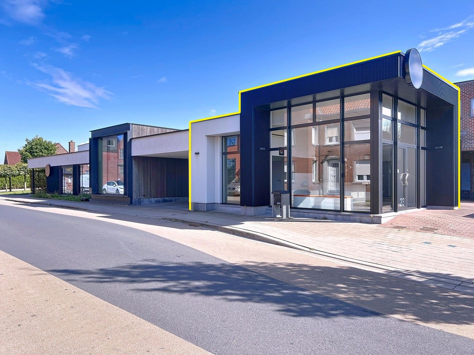 Instapklaar lichtrijk GERENOVEERD pand met mooie open kantoor/praktijkruimte en 4 aparte burelen/consultatieruimtes. foto 3