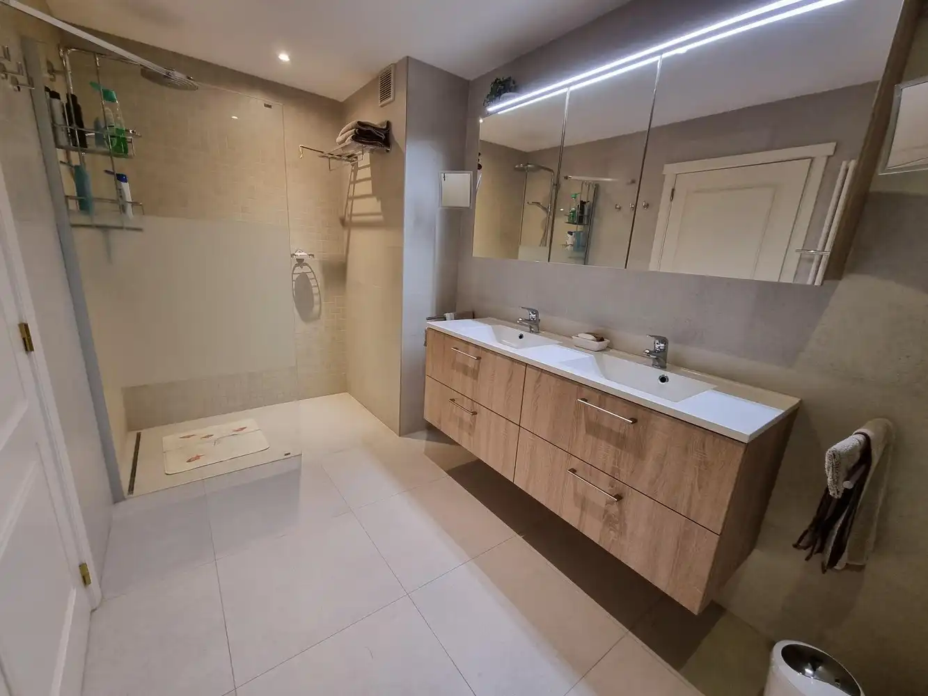 Spaanse villa, zeer rustig gelegen en gekaderd in een mooi verzorgde tuin voorzien van zwembad foto 12